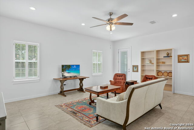 Image 9 of 48 For 317 E El Paso St