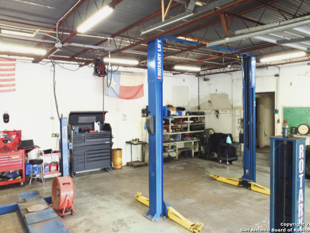 Listing photo id 0 for 4727 Timco