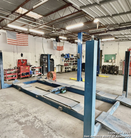 Listing photo id 2 for 4727 Timco