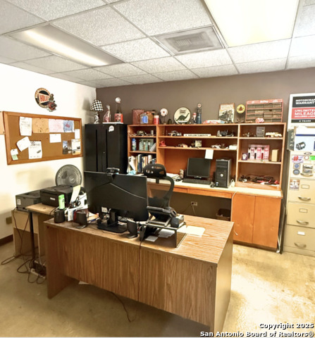 Listing photo id 4 for 4727 Timco
