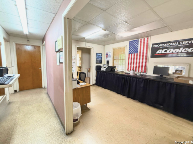 Listing photo id 5 for 4727 Timco