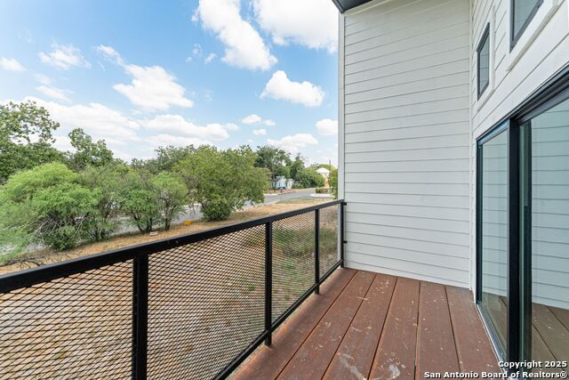 Listing photo id 19 for 108 Vine St  103