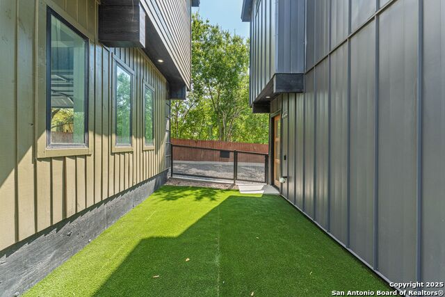 Listing photo id 24 for 108 Vine St  103