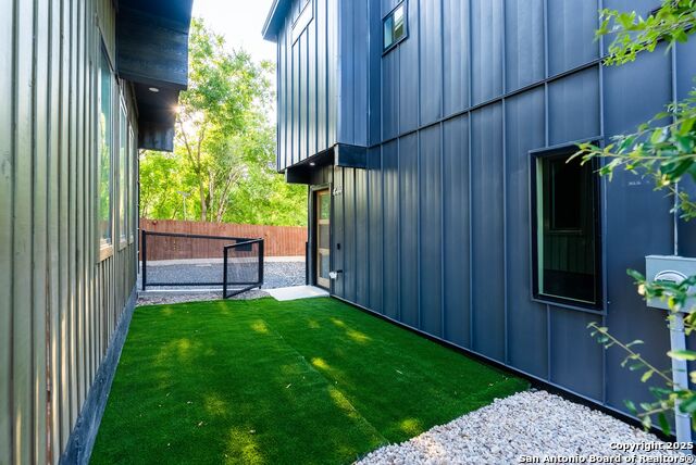 Listing photo id 25 for 108 Vine St  103