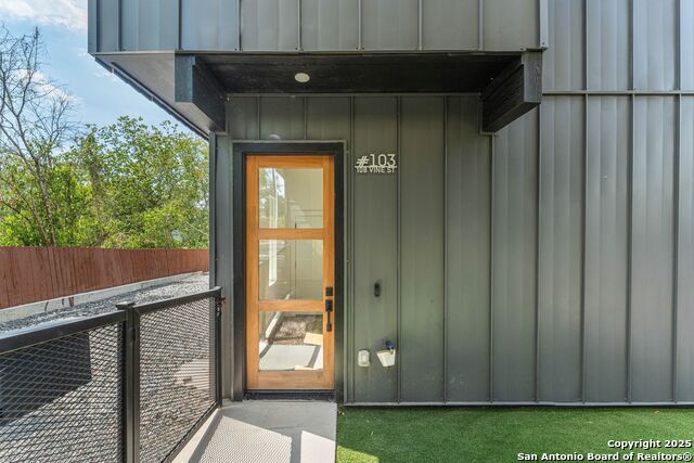 Listing photo id 28 for 108 Vine St  103