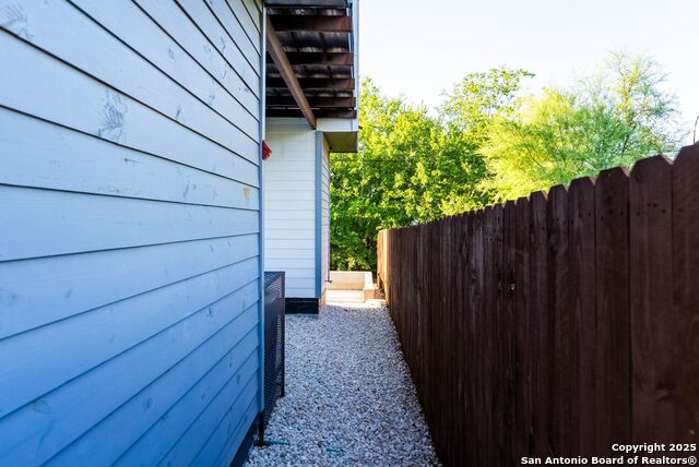 Listing photo id 33 for 108 Vine St  103