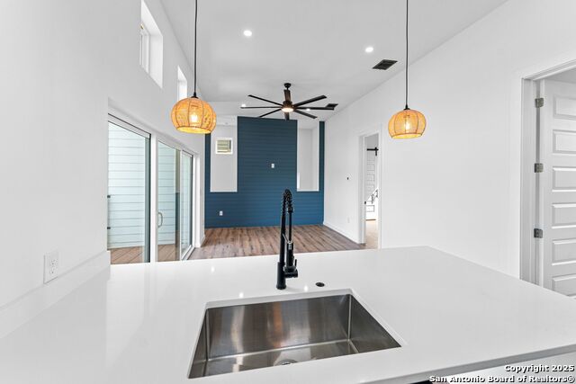 Listing photo id 6 for 108 Vine St  103