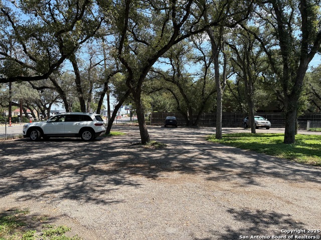 Listing photo id 5 for 3004 Nacogdoches