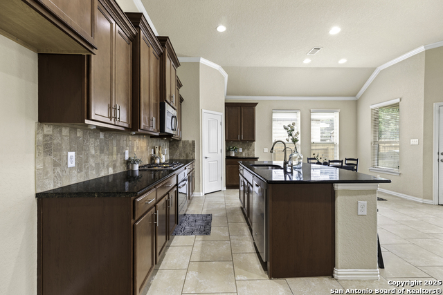 Listing photo id 8 for 12418 Maverick Ranch