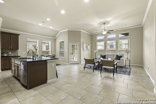 Listing photo id 7 for 12418 Maverick Ranch