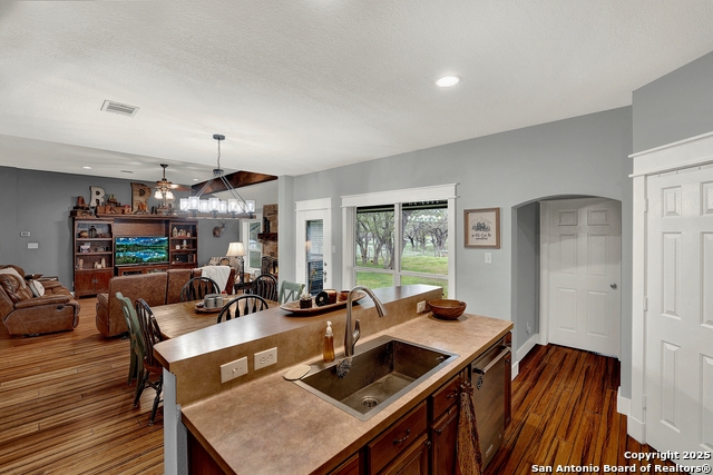 Listing photo id 20 for 8354 Fm 1796