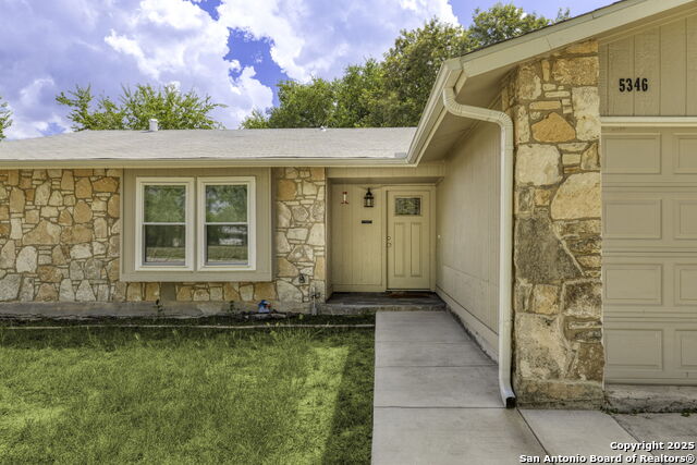 Listing photo id 2 for 5346 Binz Engleman