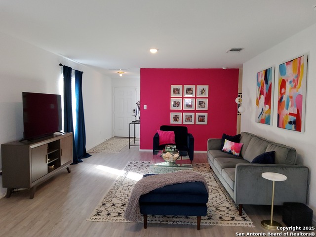 Listing photo id 4 for 6814 Willow Lnd