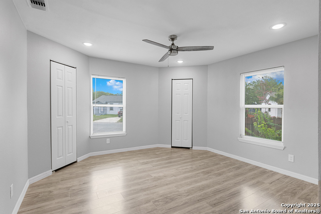 Image 18 of 35 For 322 Glamis  