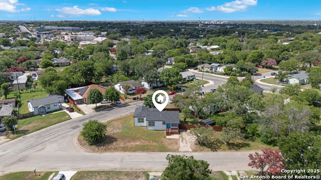 Image 2 of 35 For 322 Glamis  