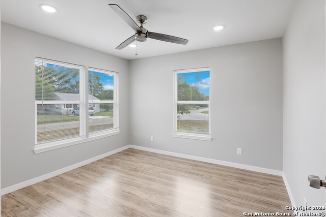 Image 23 of 35 For 322 Glamis  