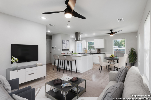 Image 7 of 35 For 322 Glamis  