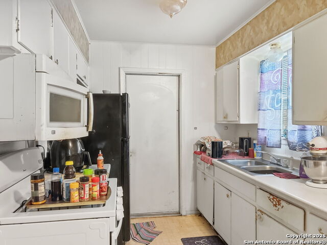 Listing photo id 8 for 4607 Belinda Lee