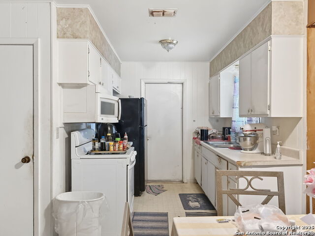 Listing photo id 7 for 4607 Belinda Lee