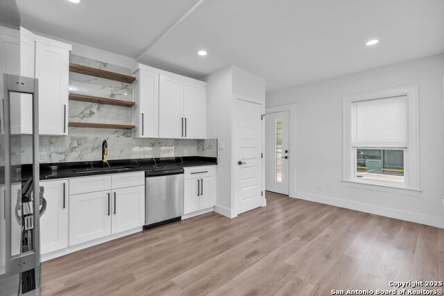 Image 9 of 21 For 1505 Woodlawn Ave W 1