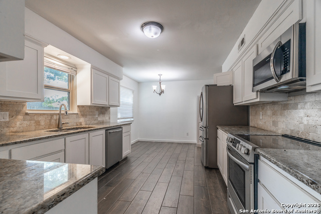 Listing photo id 10 for 405 Tanglewood Dr W