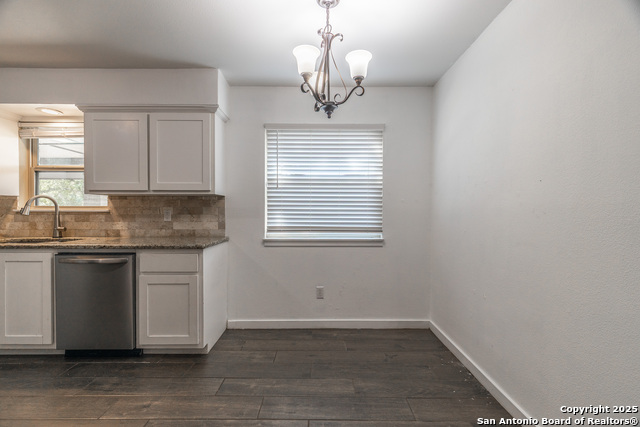 Listing photo id 12 for 405 Tanglewood Dr W