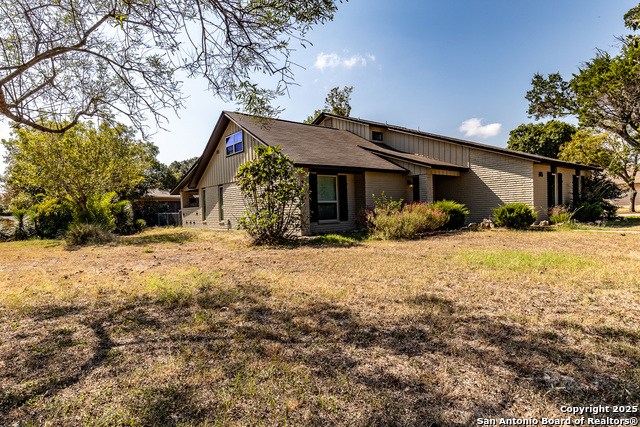 Listing photo id 0 for 405 Tanglewood Dr W