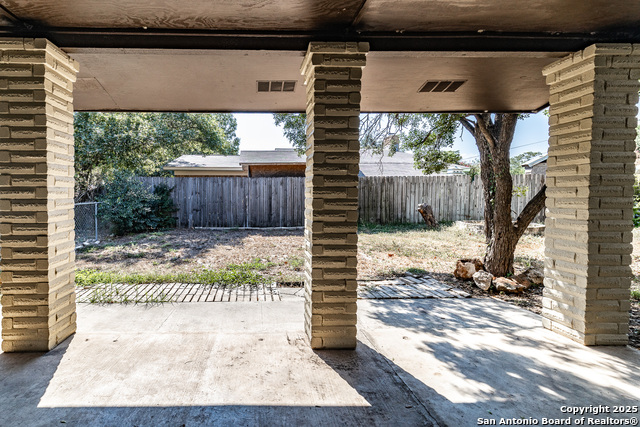 Listing photo id 26 for 405 Tanglewood Dr W