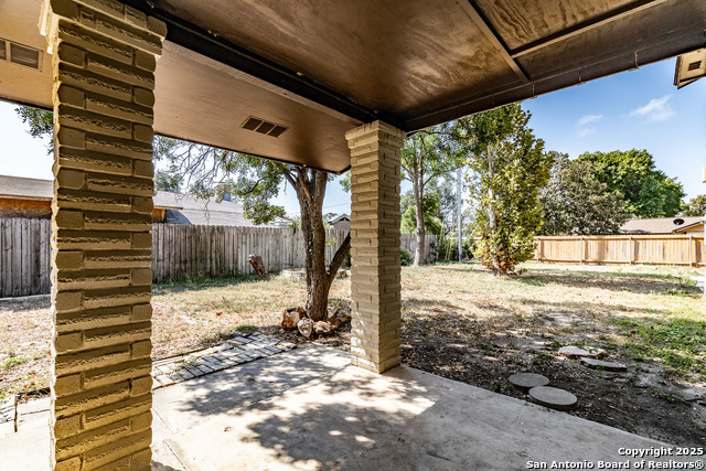 Listing photo id 27 for 405 Tanglewood Dr W