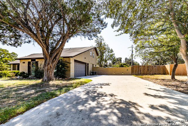 Listing photo id 1 for 405 Tanglewood Dr W
