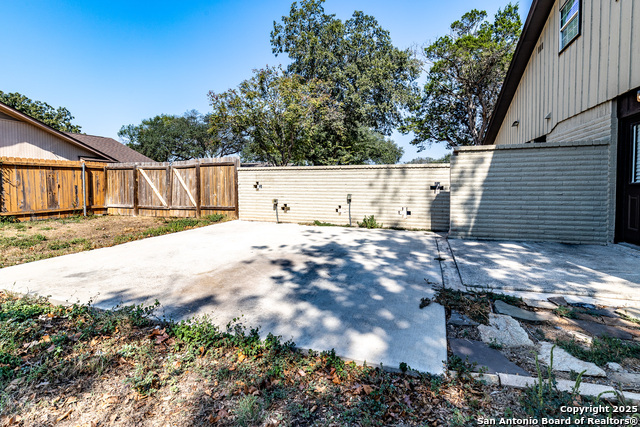 Listing photo id 33 for 405 Tanglewood Dr W