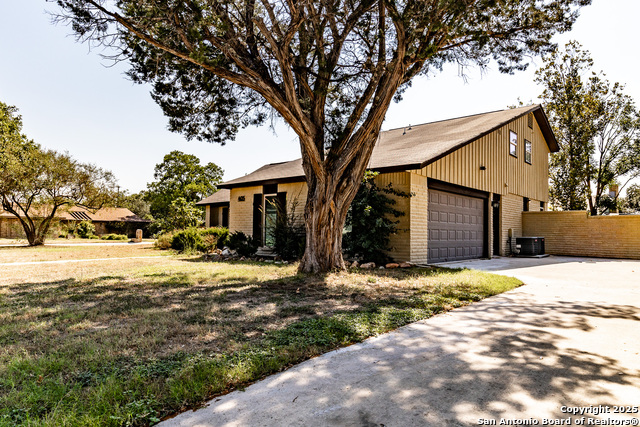 Listing photo id 2 for 405 Tanglewood Dr W