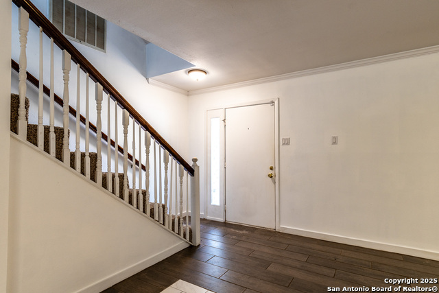 Listing photo id 4 for 405 Tanglewood Dr W