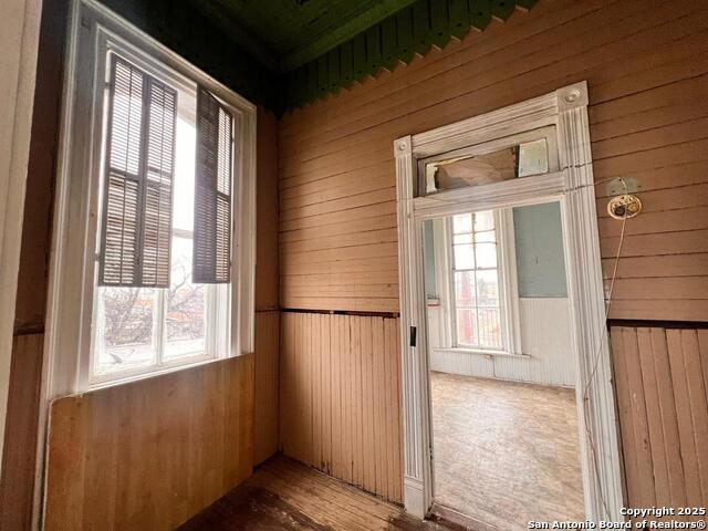 Image 11 of 29 For 520 Davis Ave B