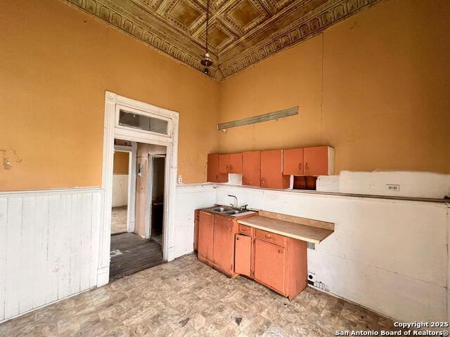 Image 14 of 29 For 520 Davis Ave B