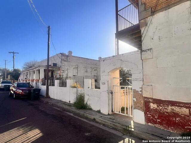 Image 22 of 29 For 520 Davis Ave B