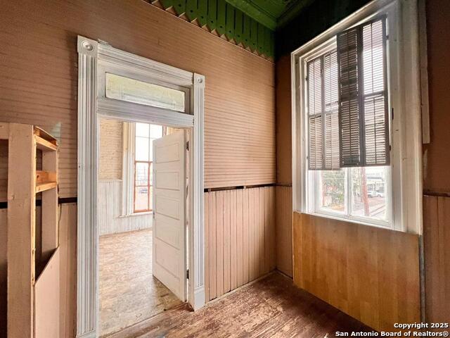 Image 9 of 29 For 520 Davis Ave B