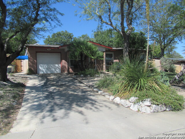 Listing photo id 2 for 4527 Newcome