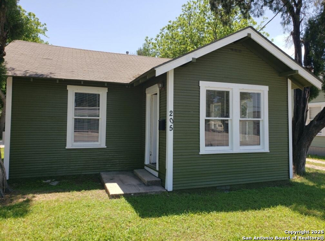 Details for 205 Kingsbury E, Seguin, TX 78155