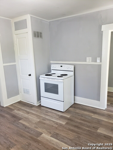 Image 4 of 13 For 205 Kingsbury E