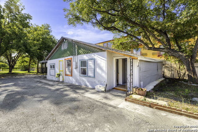 Listing photo id 10 for 922-926 Laredo St S