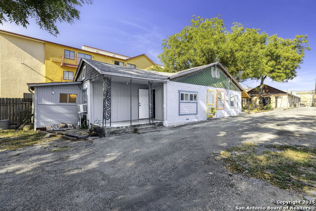 Listing photo id 11 for 922-926 Laredo St S