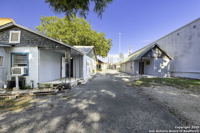 Listing photo id 12 for 922-926 Laredo St S