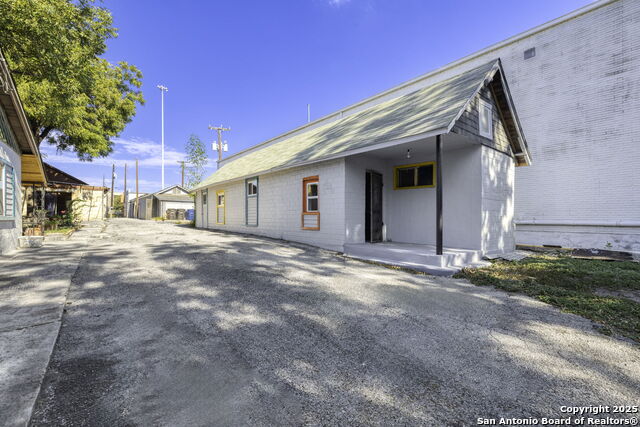 Listing photo id 13 for 922-926 Laredo St S