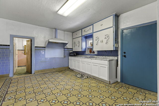 Listing photo id 14 for 922-926 Laredo St S