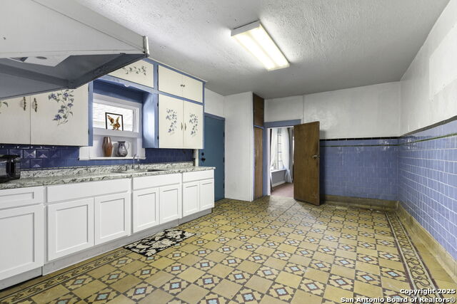 Listing photo id 15 for 922-926 Laredo St S