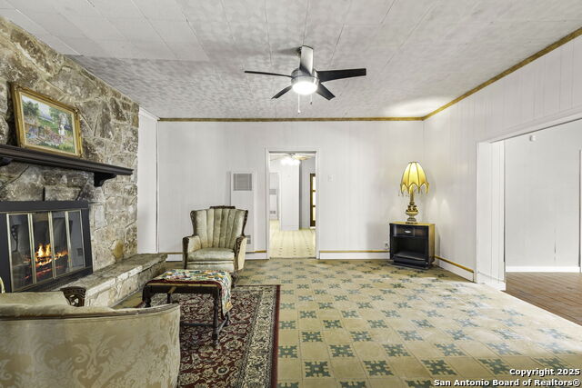 Listing photo id 23 for 922-926 Laredo St S