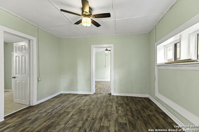 Listing photo id 27 for 922-926 Laredo St S