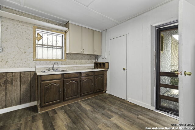 Listing photo id 34 for 922-926 Laredo St S