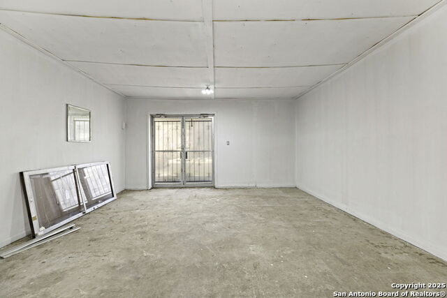 Listing photo id 39 for 922-926 Laredo St S